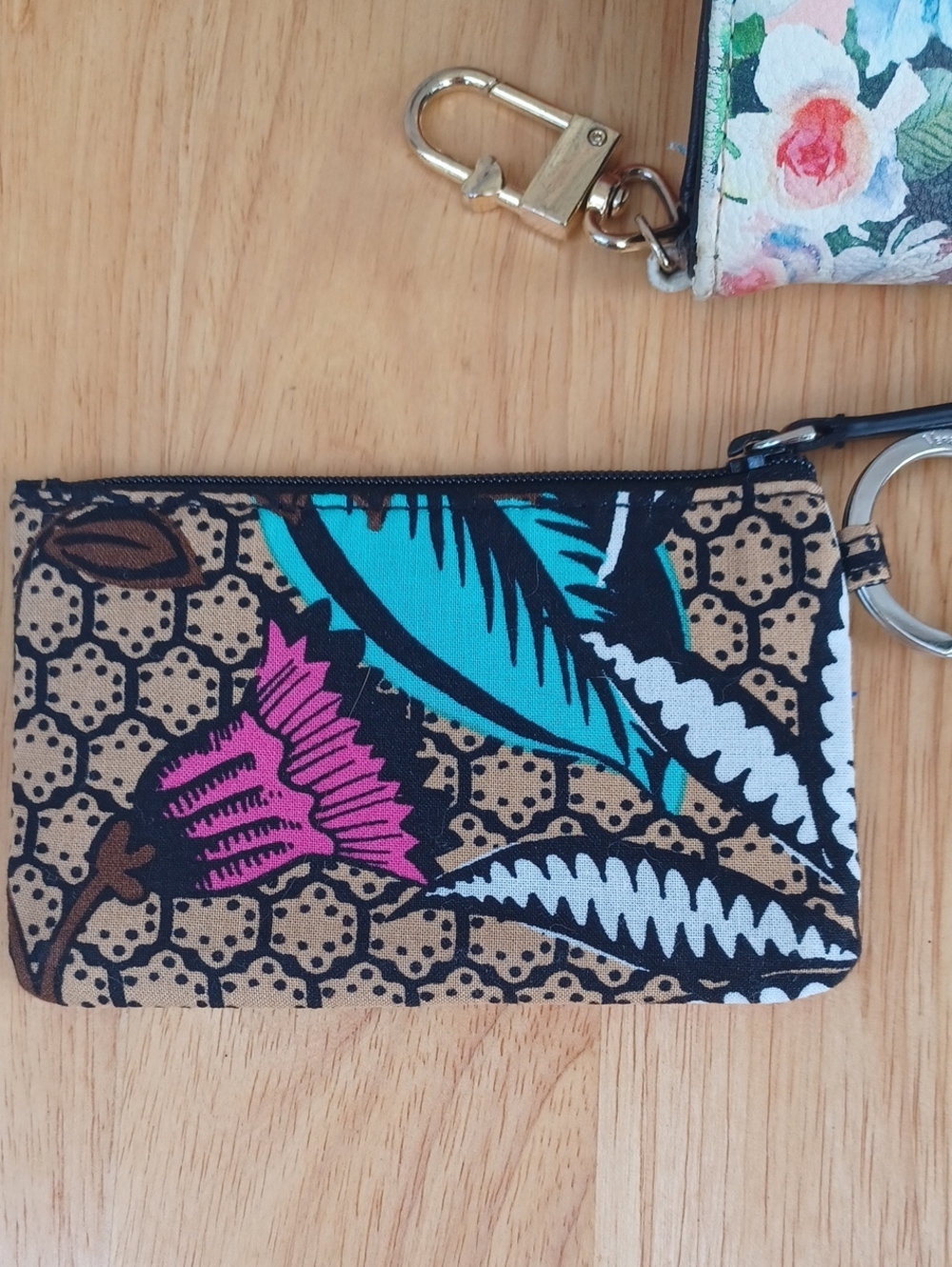 LOT OF 5 - Vera Bradley, Dooney & Bourke & Betsey Johnson Wallets / Cases - Picture 4 of 17